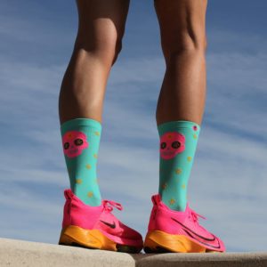 Calcetines deporte con dibujos de calaveras, diseñados para optimizar el flujo sanguíneo y reducir las microrroturas fibrilares en cada paso